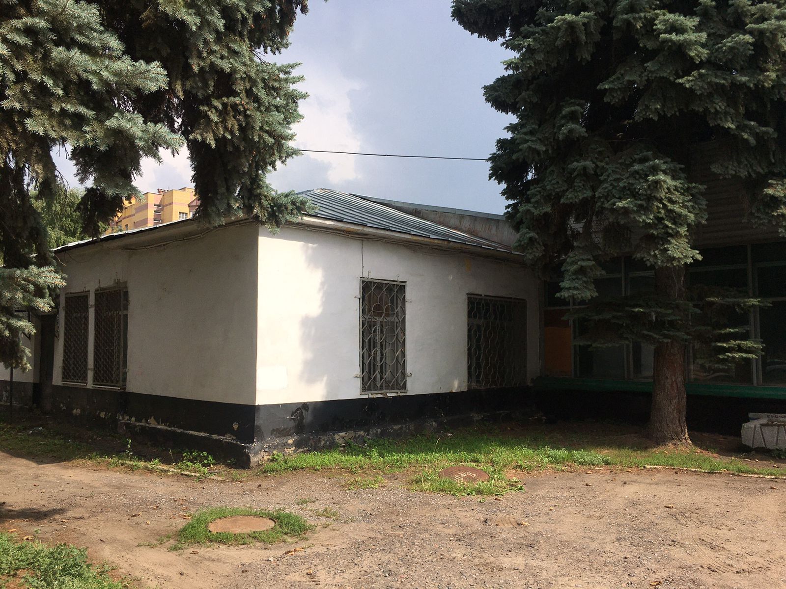 Продам торговое помещение 2564 м.кв.