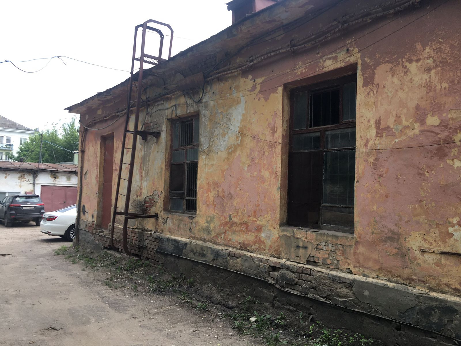 Продам торговое помещение 2564 м.кв.