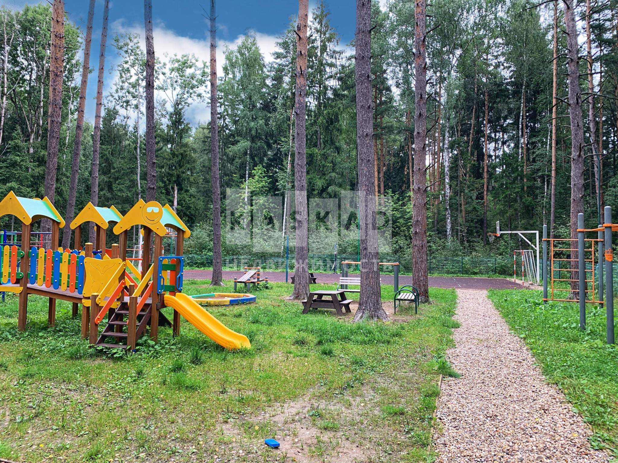 Продам земельный участок 1600 м.кв.