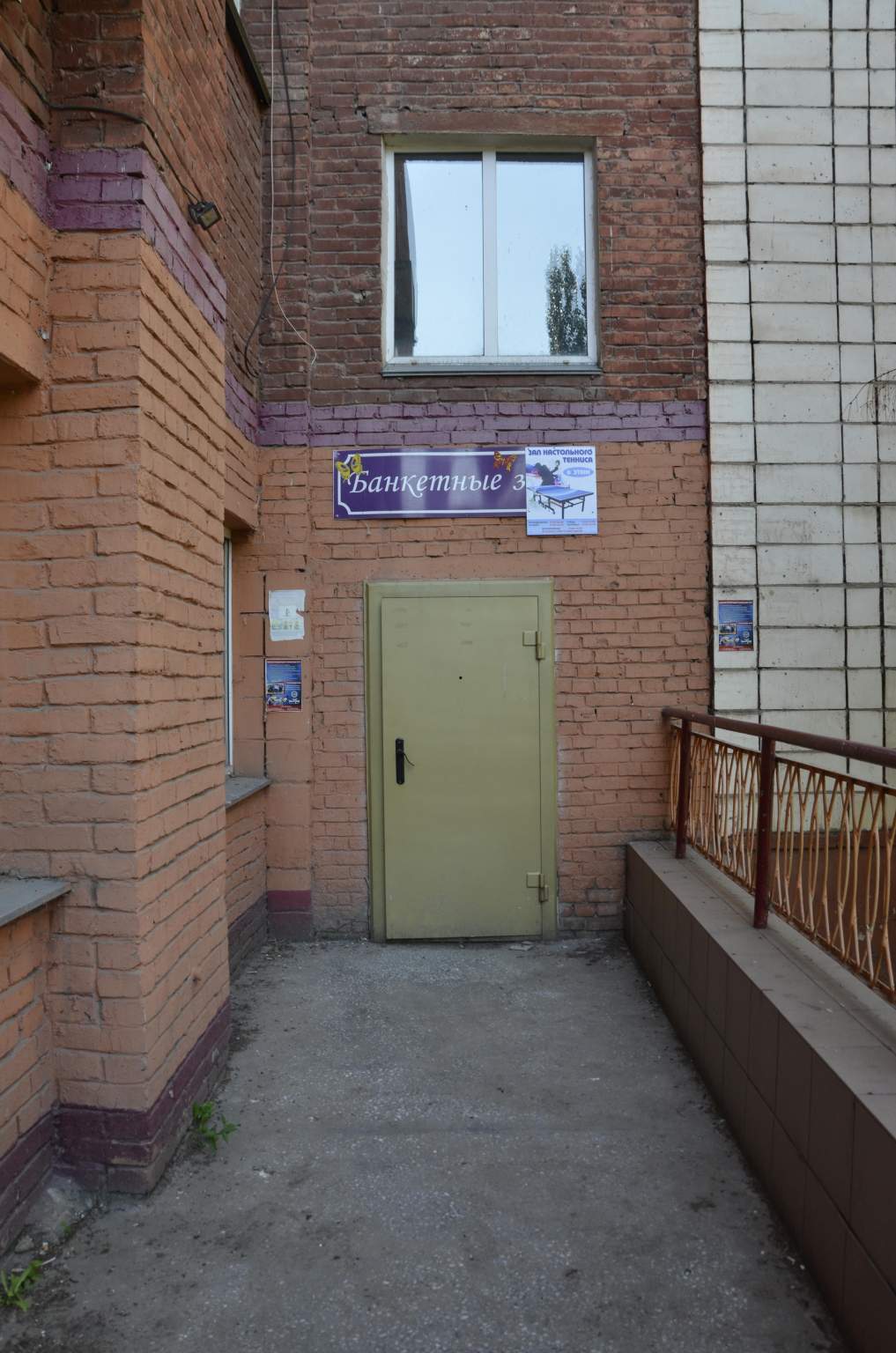Продам торговое помещение 2050.8 м.кв.