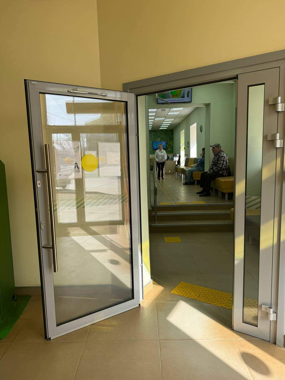 Сдам в аренду торговое помещение 325.7 м.кв.