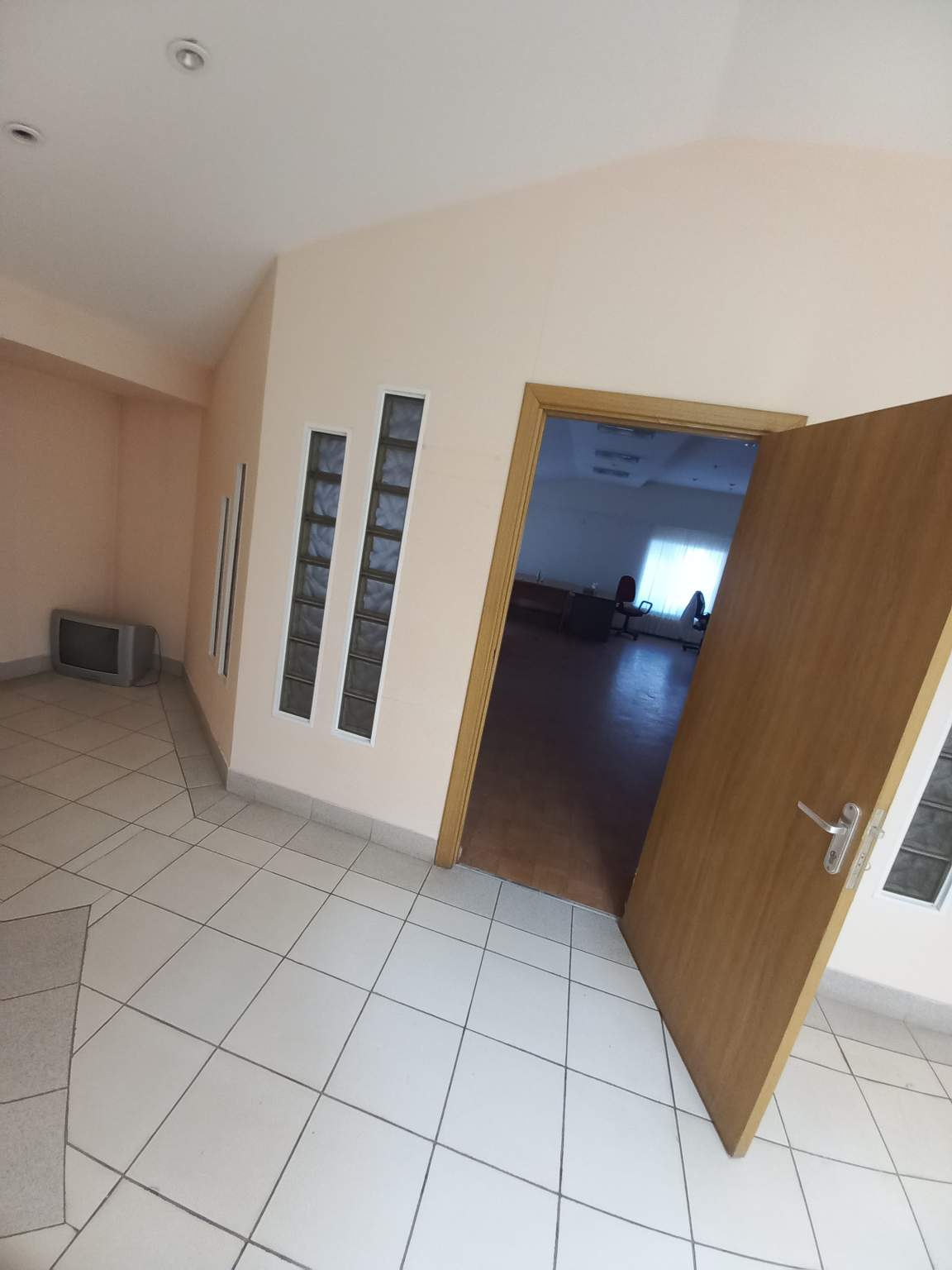 Продам торговое помещение 556 м.кв.