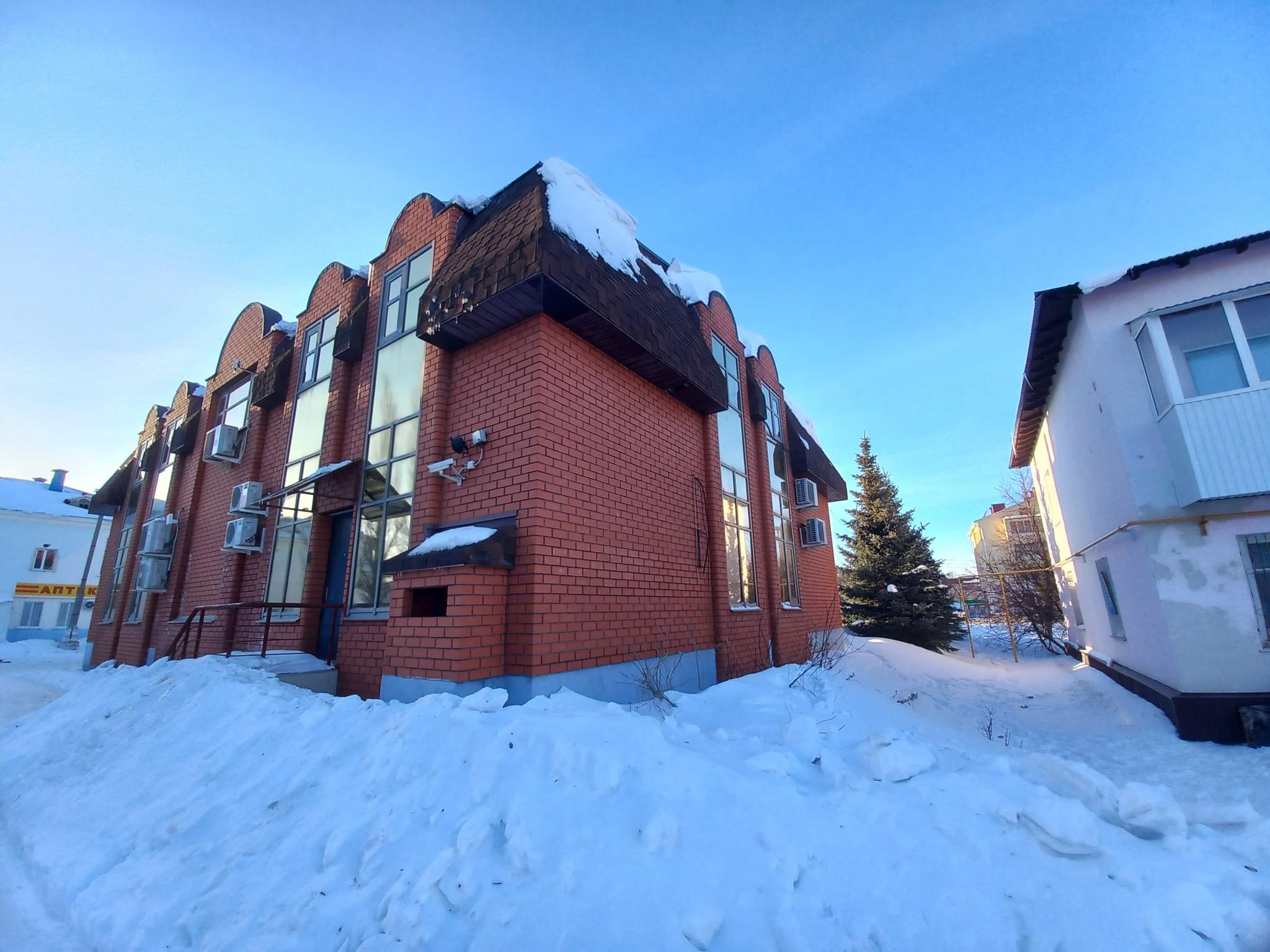 Продам торговое помещение 556 м.кв.