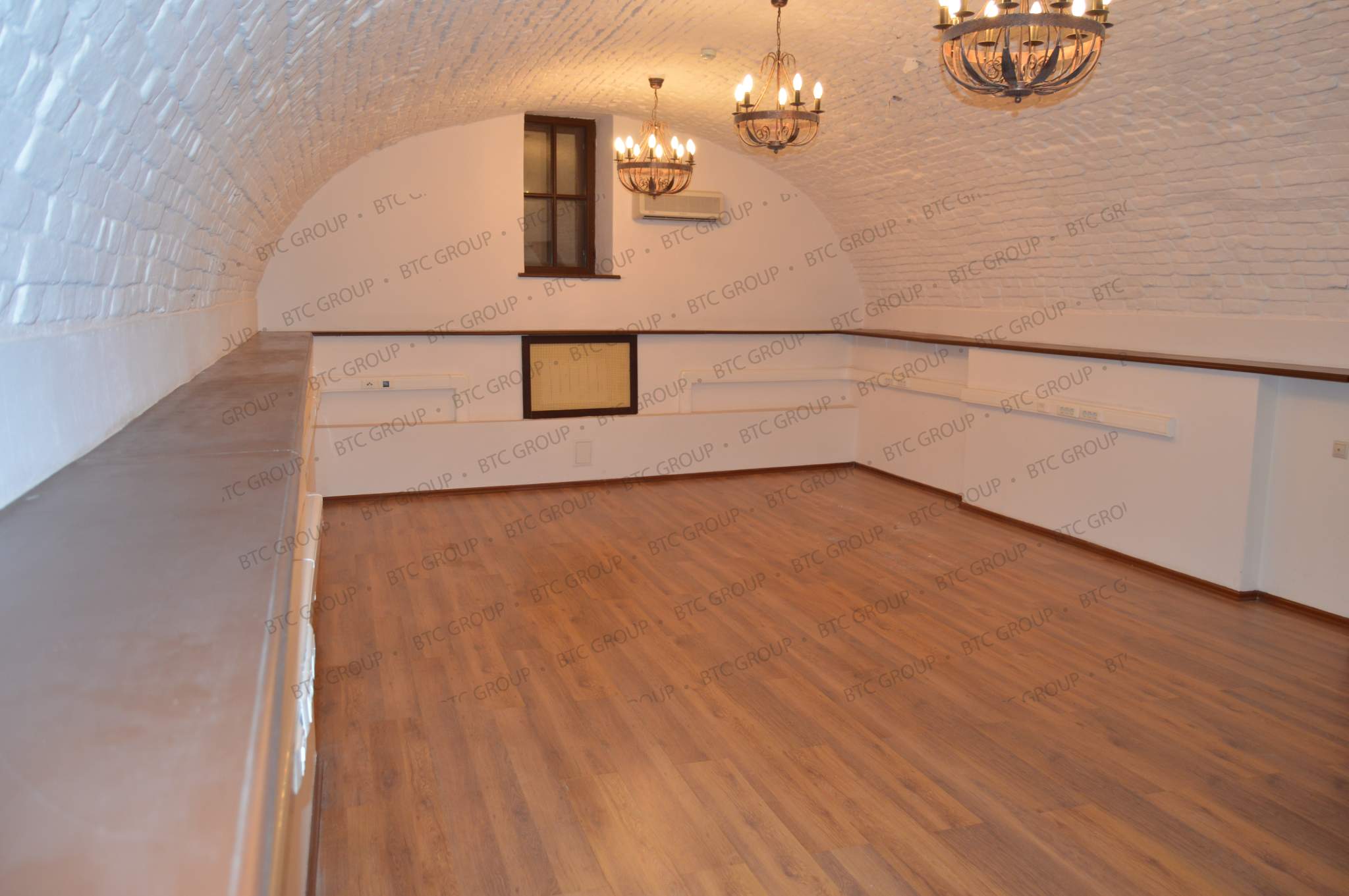 Продам торговое помещение 1302 м.кв.