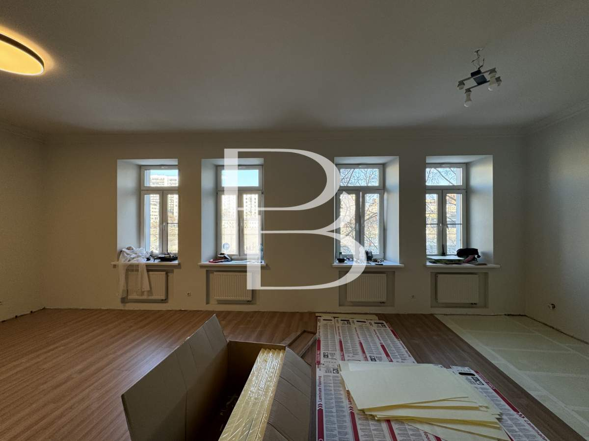 Продам торговое помещение 1800 м.кв.