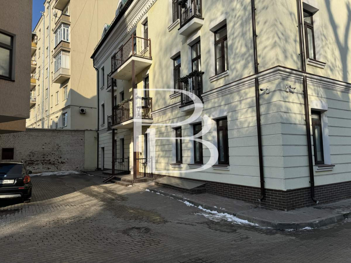 Продам торговое помещение 1800 м.кв.