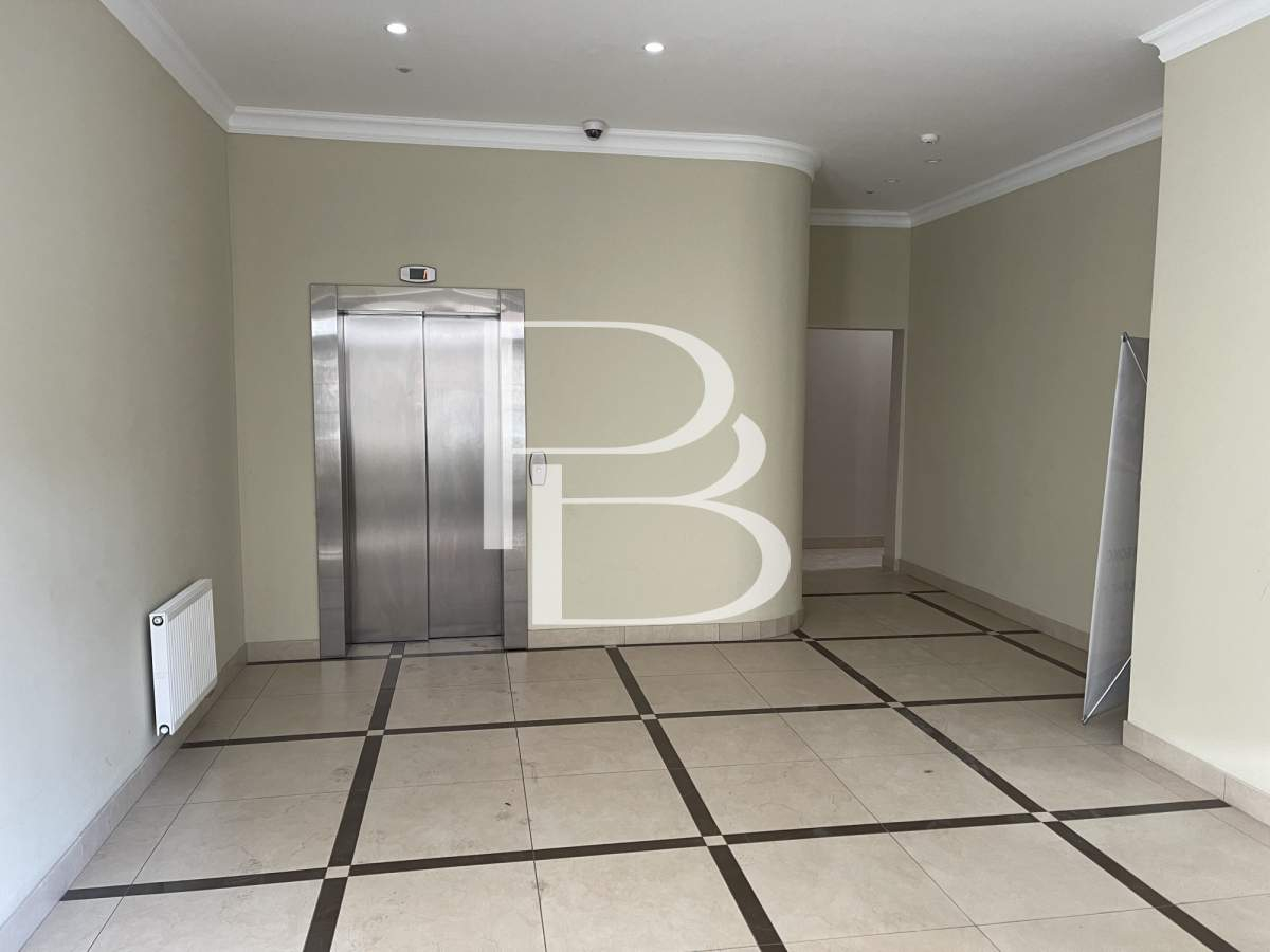 Продам торговое помещение 1800 м.кв.