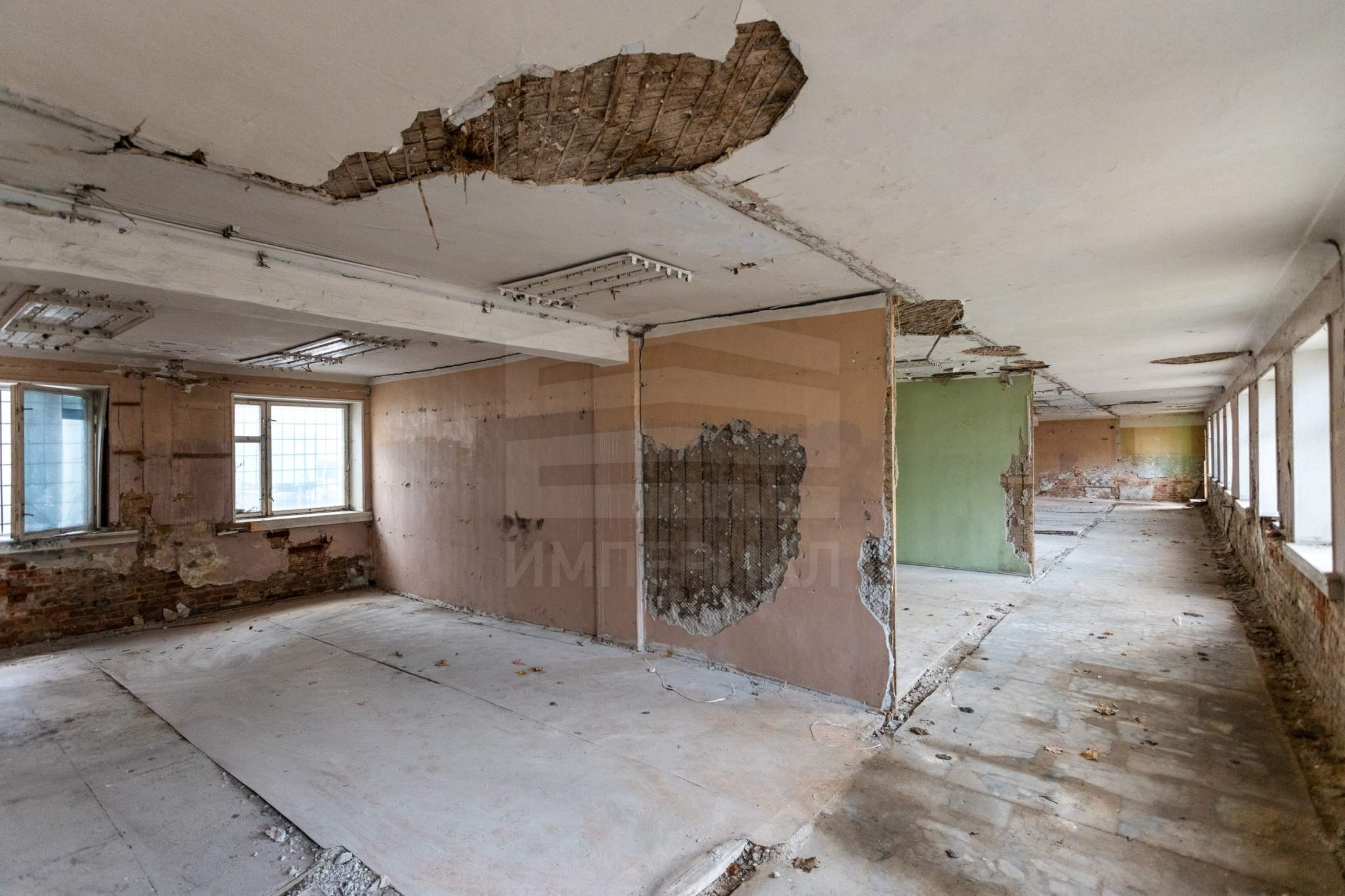 Продам торговое помещение 1372.4 м.кв.