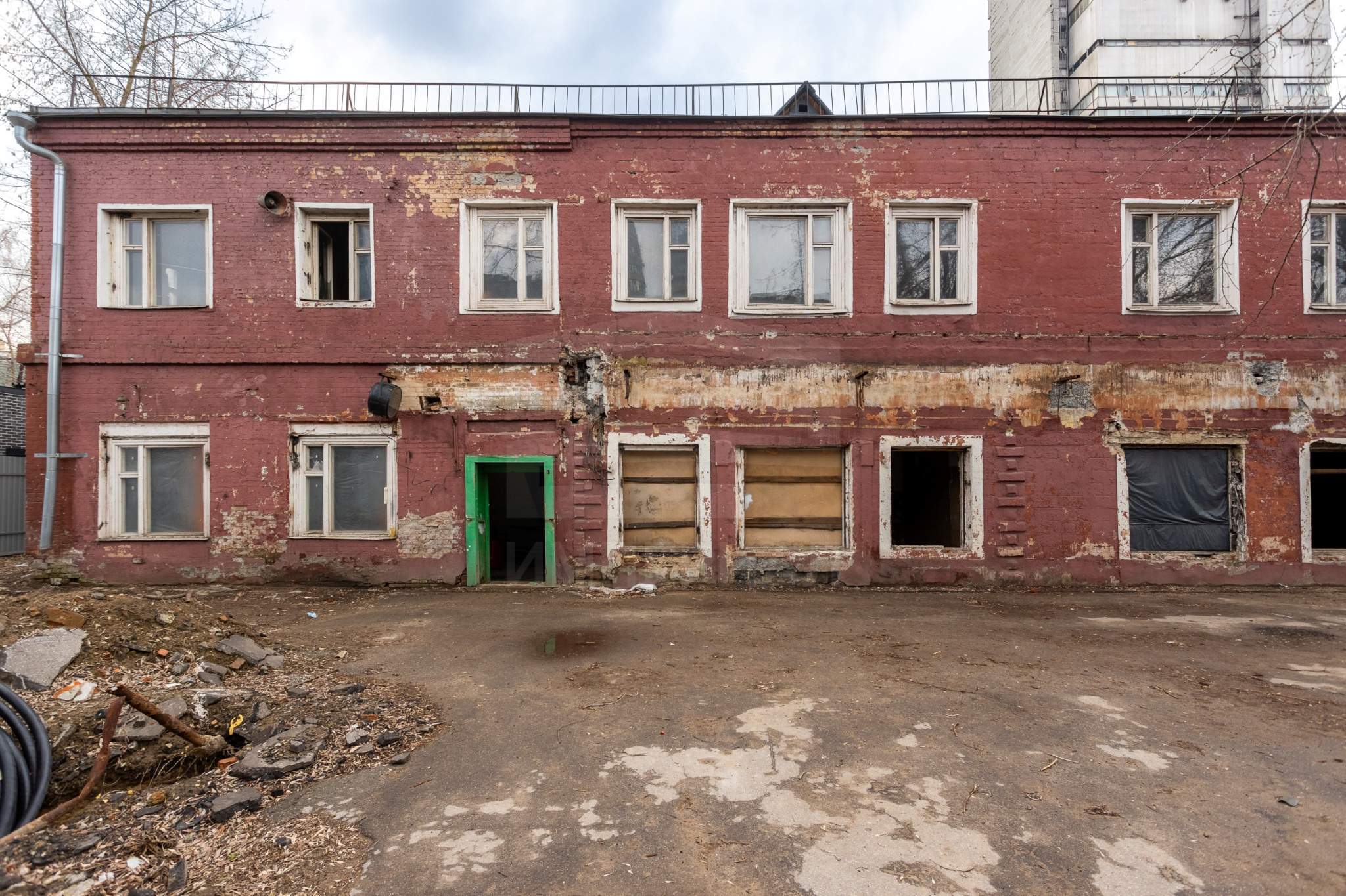 Продам торговое помещение 1372.4 м.кв.