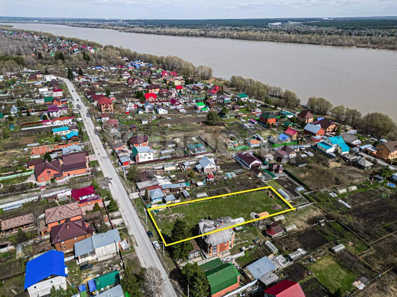 Продам земельный участок 1900 м.кв.