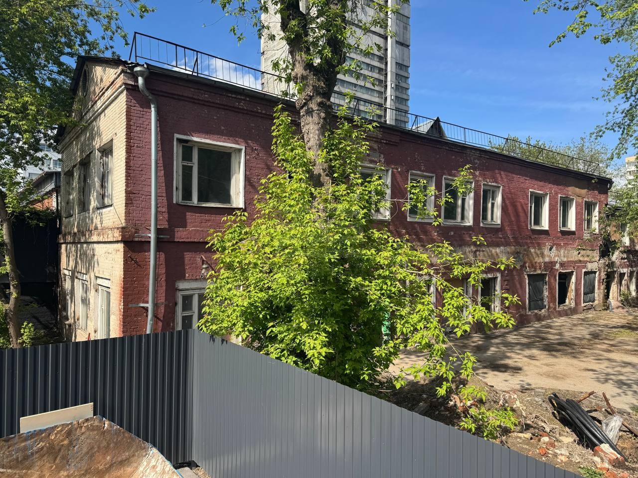 Продам торговое помещение 1372.4 м.кв.
