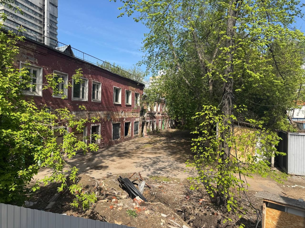 Продам торговое помещение 1372.4 м.кв.