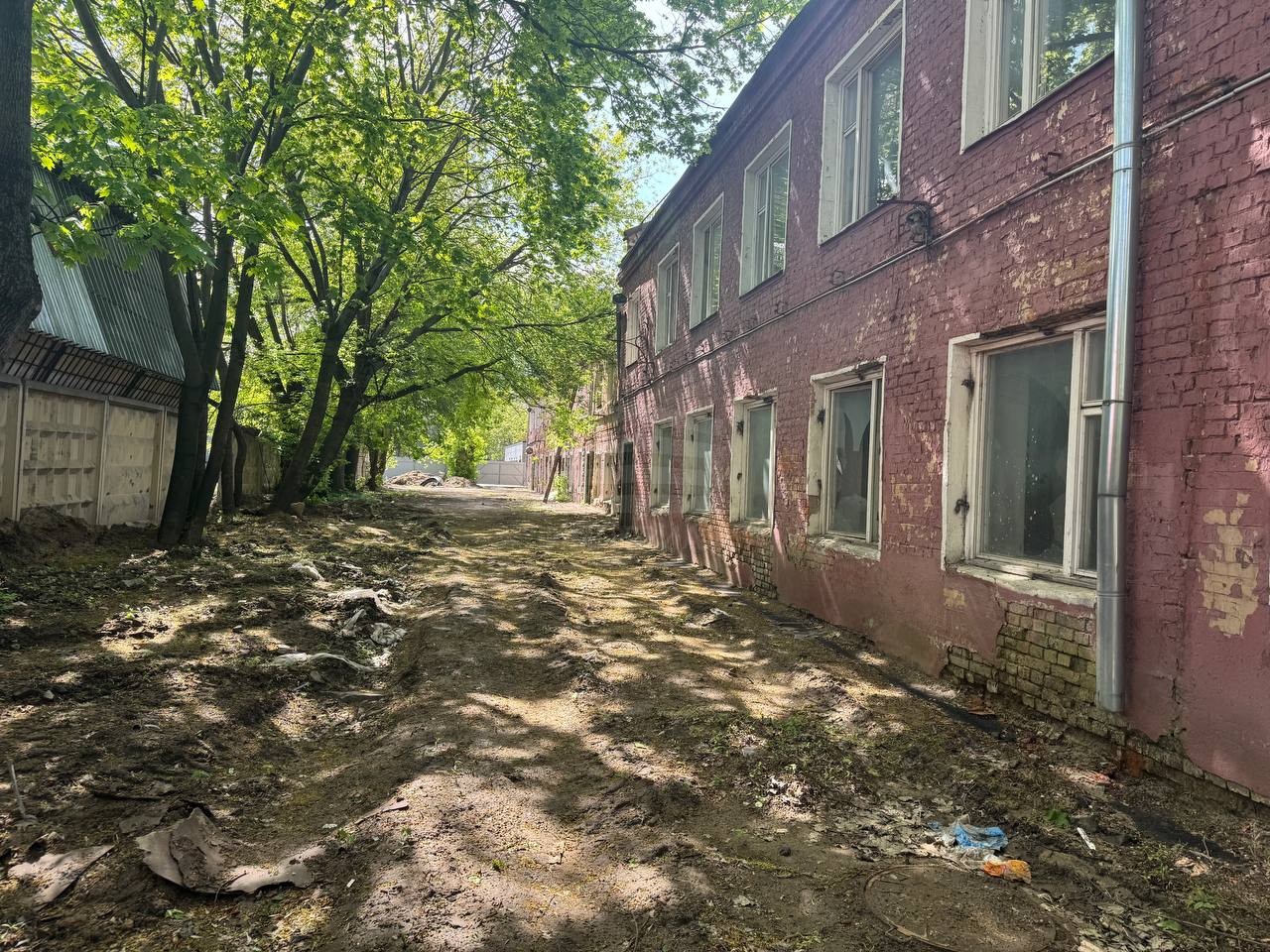 Продам торговое помещение 1372.4 м.кв.