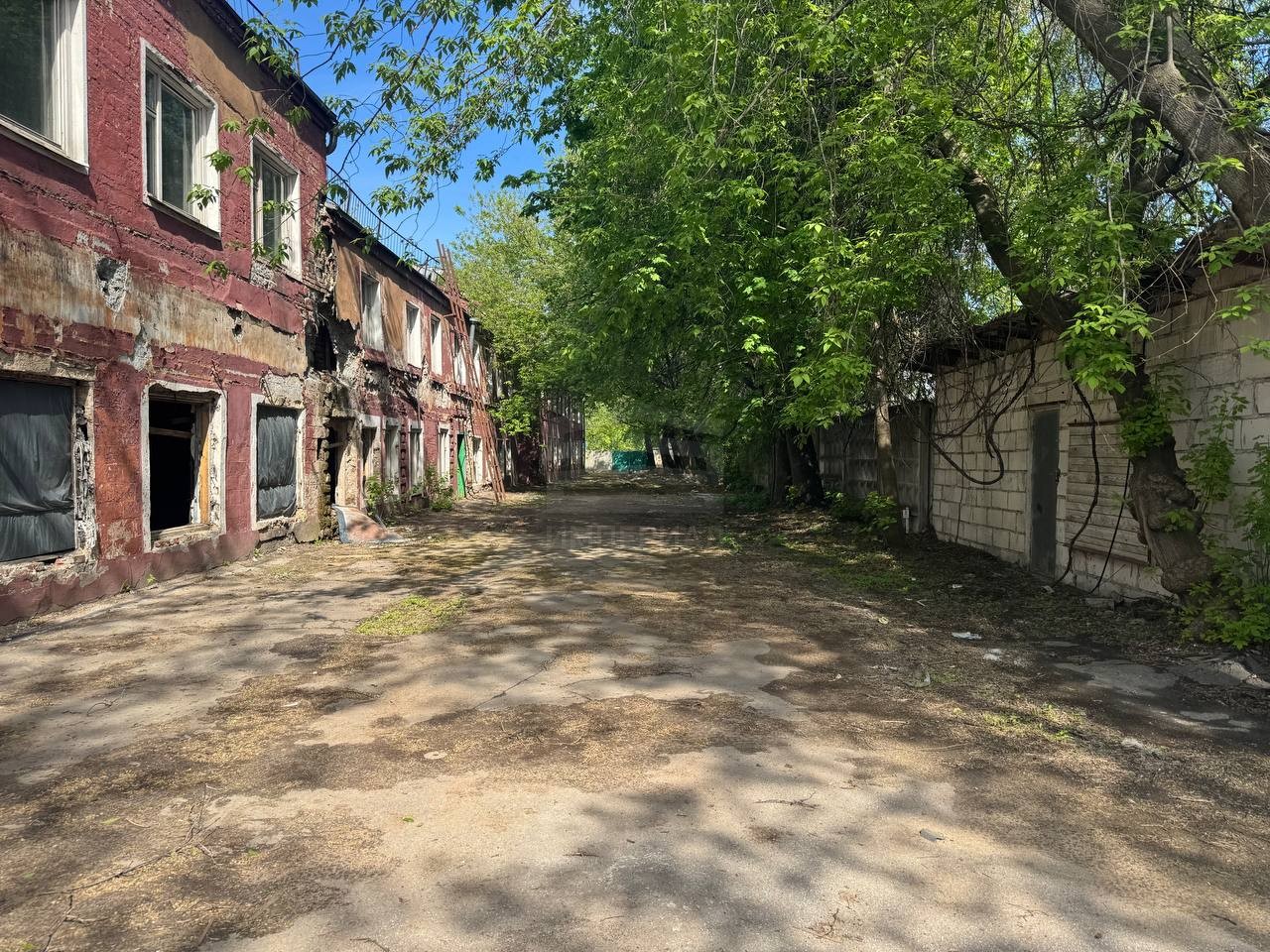 Продам торговое помещение 1372.4 м.кв.