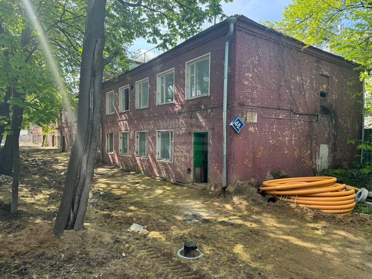 Продам торговое помещение 1372.4 м.кв.