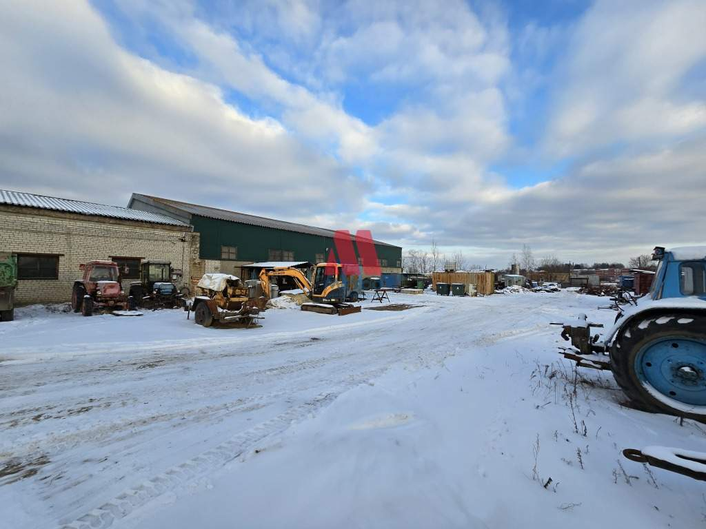 Продам торговое помещение 2100 м.кв.