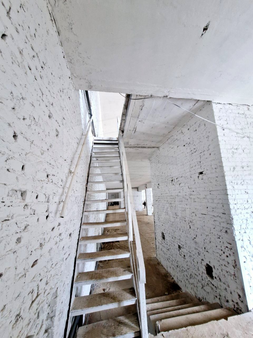 Продам торговое помещение 1046 м.кв.