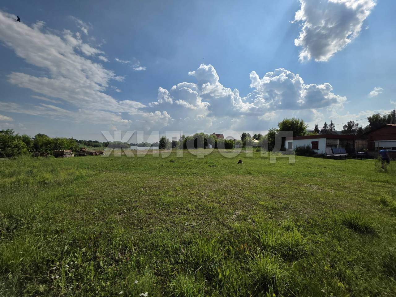 Продам земельный участок 5500 м.кв.