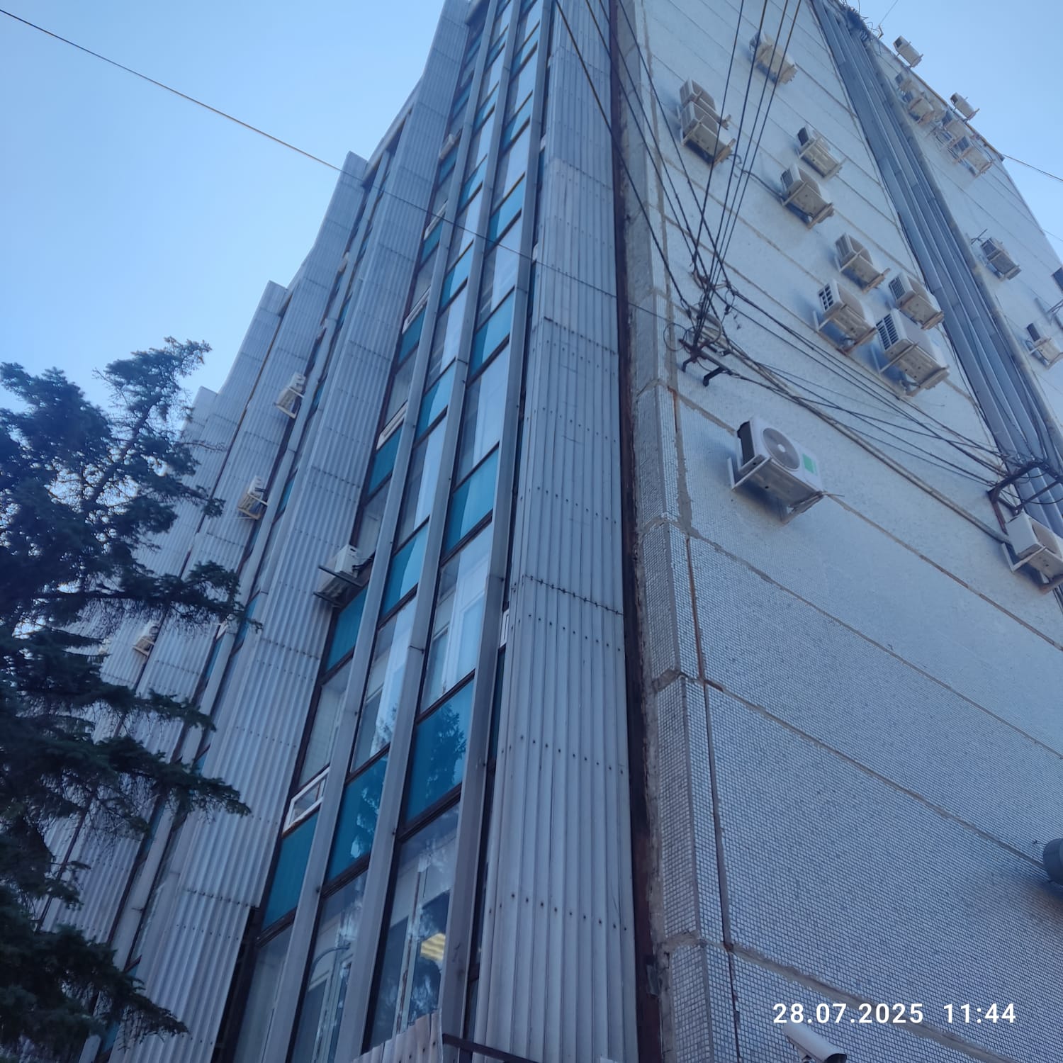 Продам торговое помещение 2715.7 м.кв.