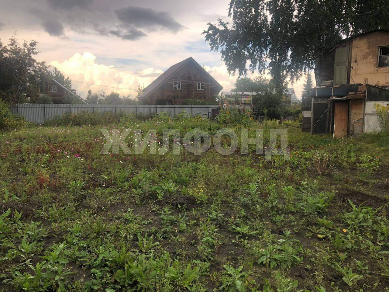 Продам земельный участок 1000 м.кв.