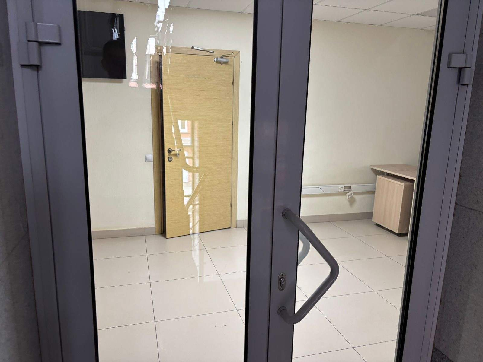 Сдам в аренду торговое помещение 671.1 м.кв.
