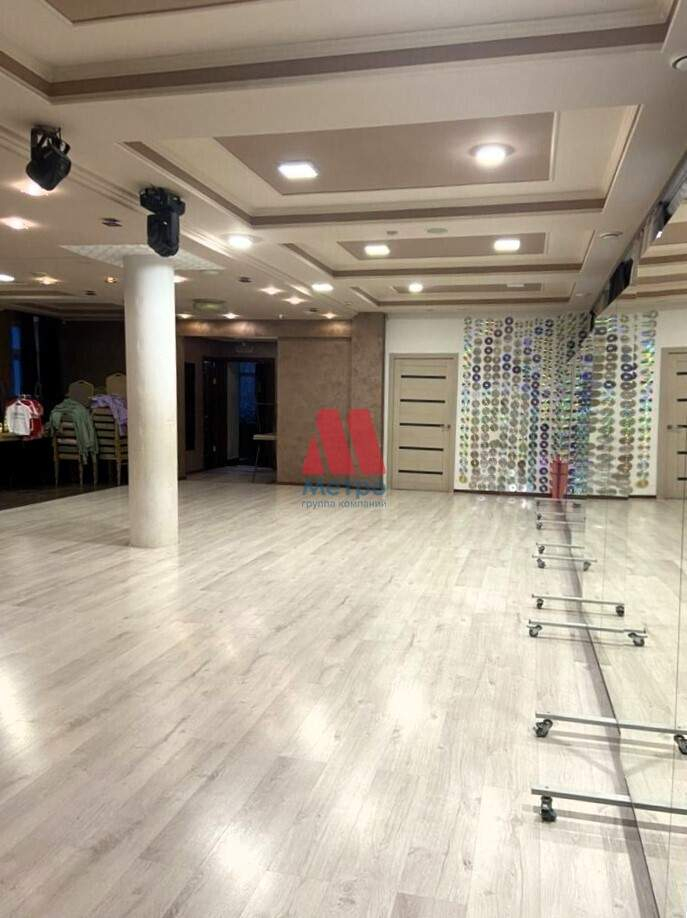 Сдам в аренду торговое помещение 880 м.кв.