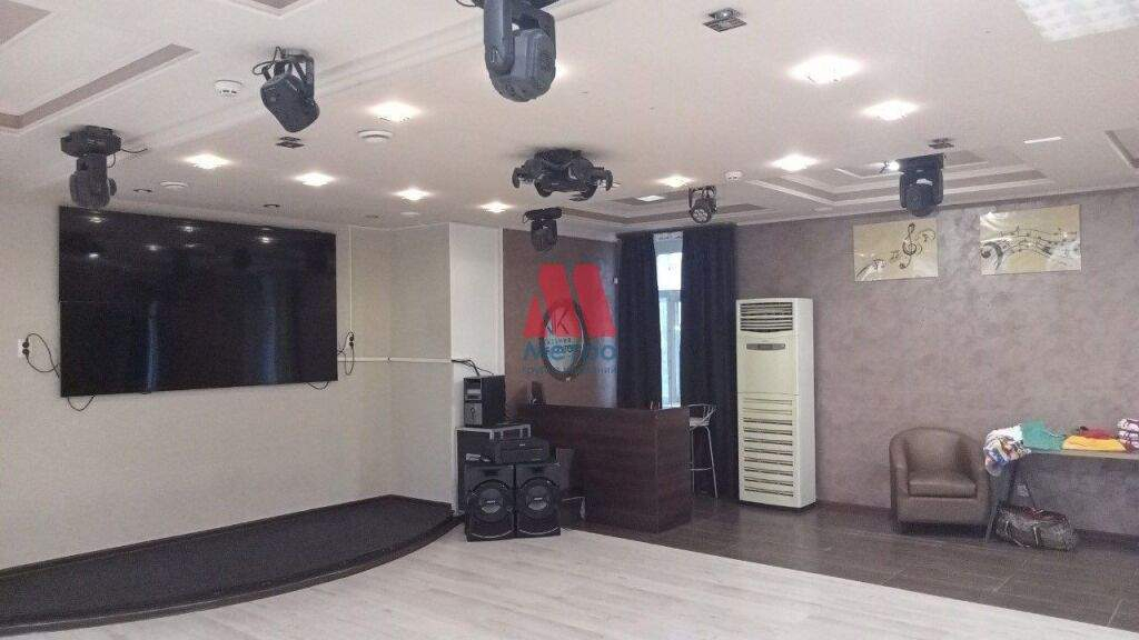 Сдам в аренду торговое помещение 880 м.кв.