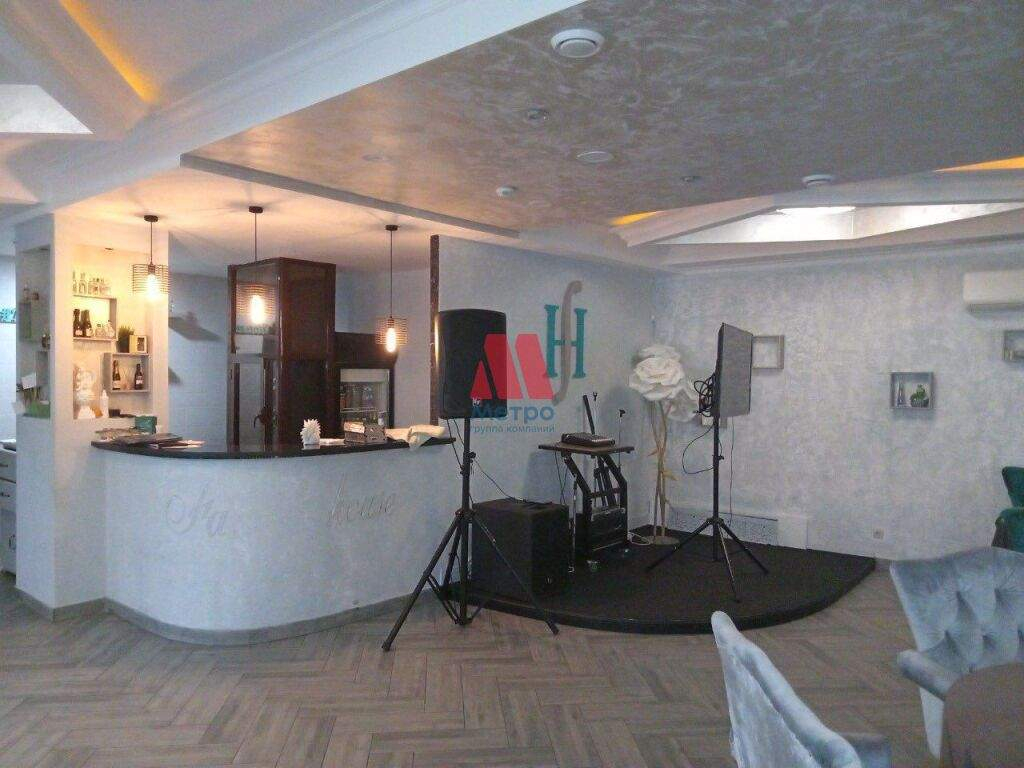 Сдам в аренду торговое помещение 880 м.кв.