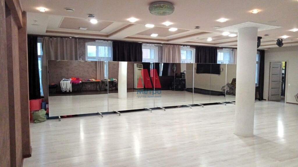 Сдам в аренду торговое помещение 880 м.кв.