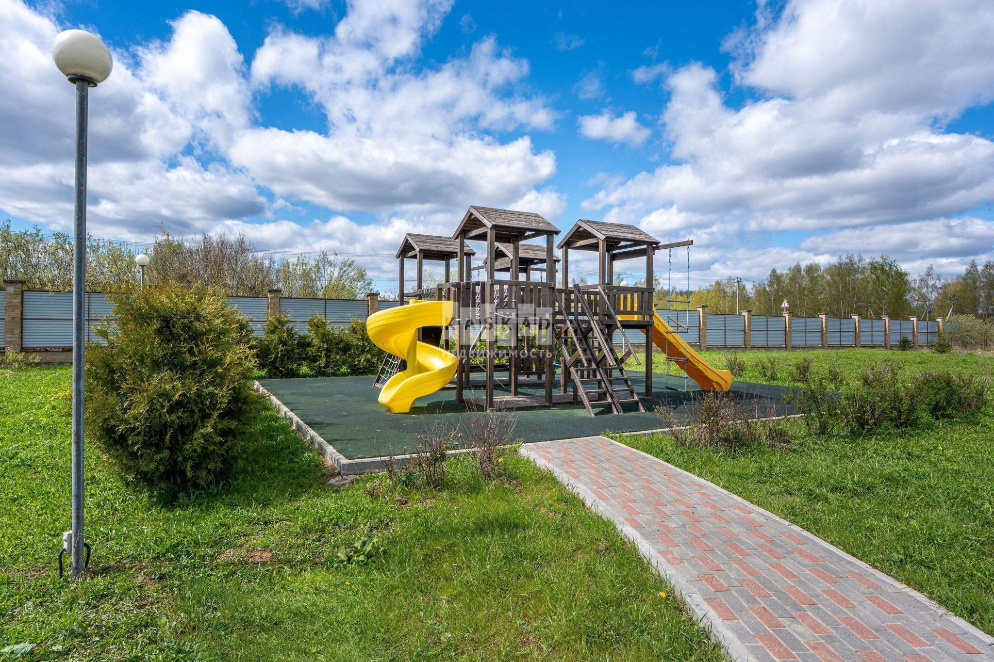 Продам земельный участок 1500 м.кв.