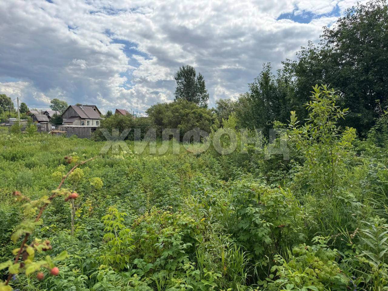 Продам земельный участок 1100 м.кв.