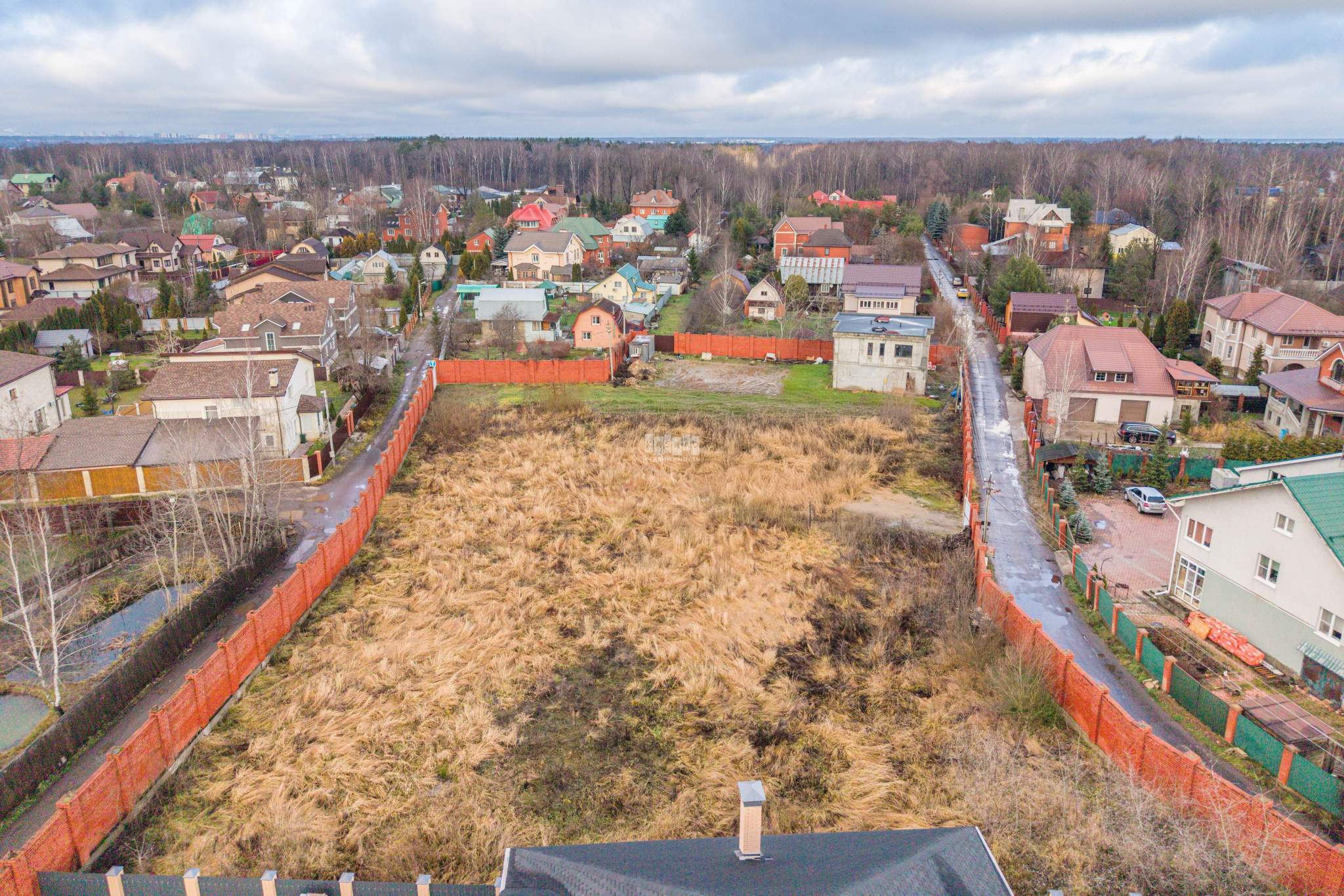 Продам земельный участок 2050 м.кв.