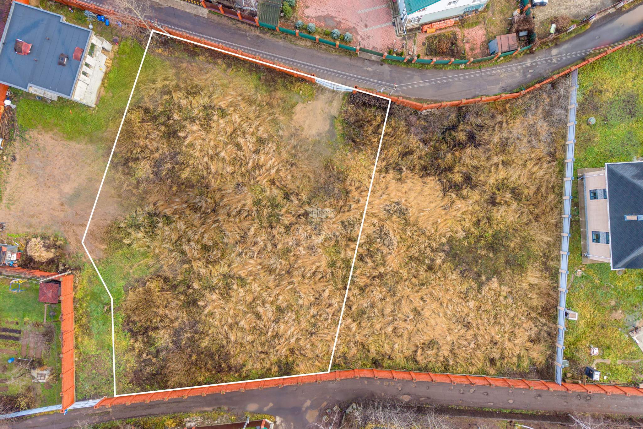 Продам земельный участок 2050 м.кв.