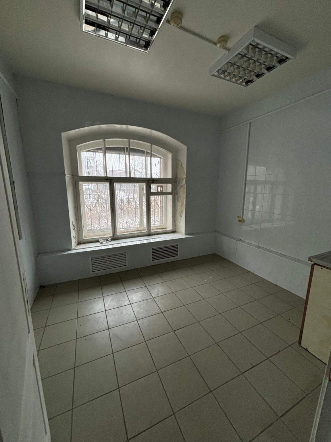 Продам торговое помещение 1993.8 м.кв.