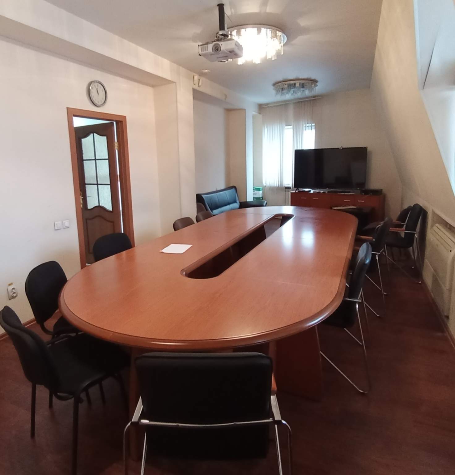 Продам торговое помещение 1630.7 м.кв.