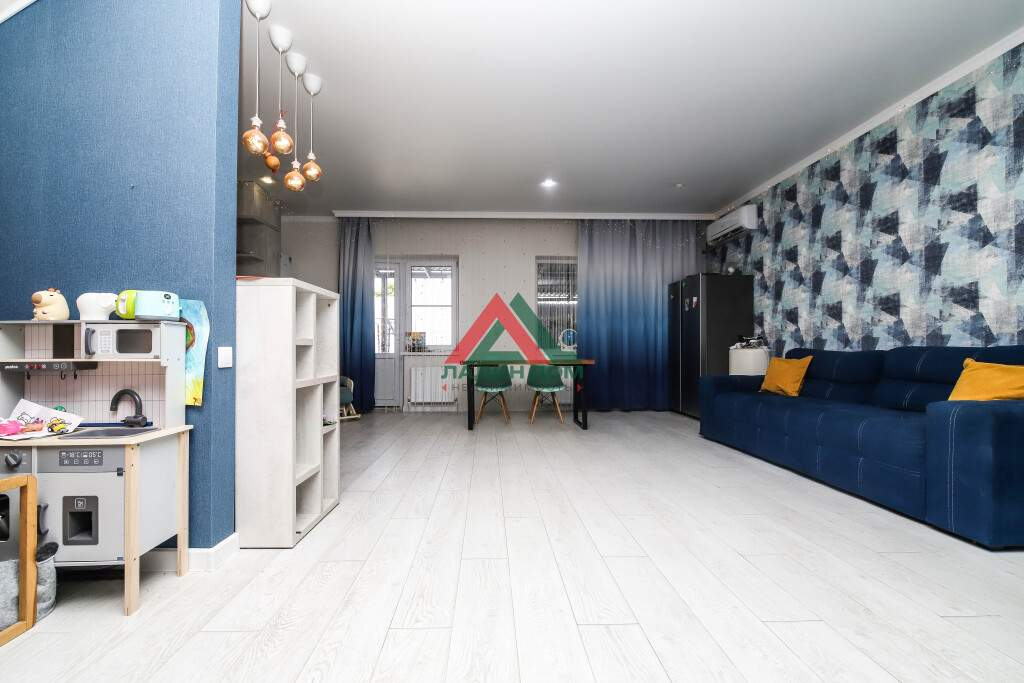 Коттедж на продажу в Новой Адыгее, Им Совмена улица, 7/1 фото №1