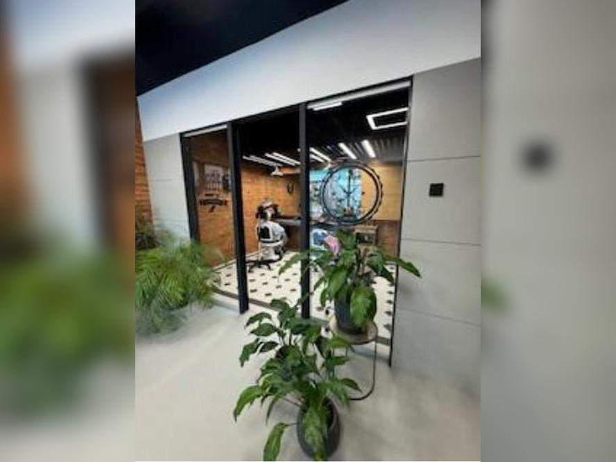 Сдам в аренду магазин 389.7 м.кв.