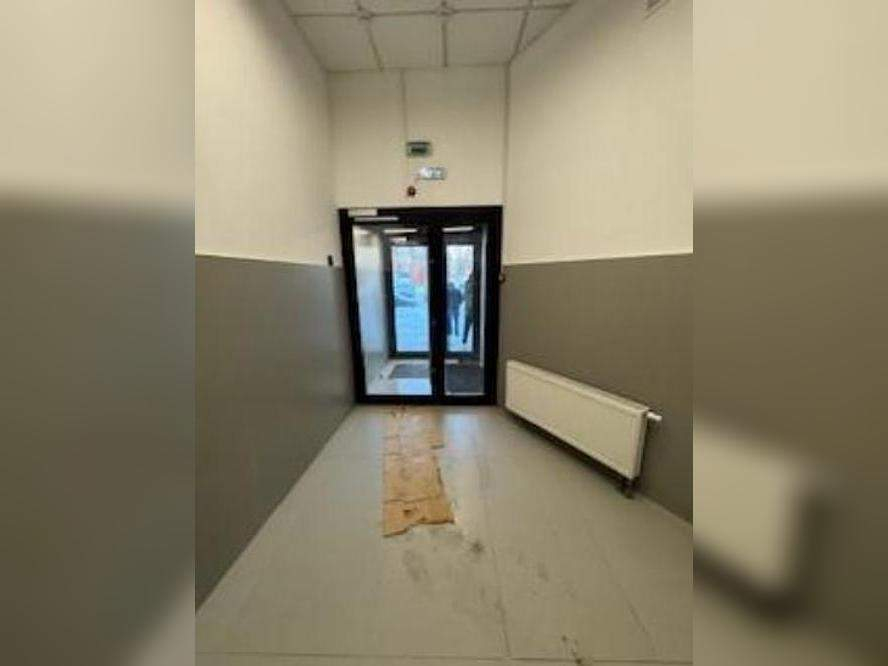 Сдам в аренду магазин 389.7 м.кв.