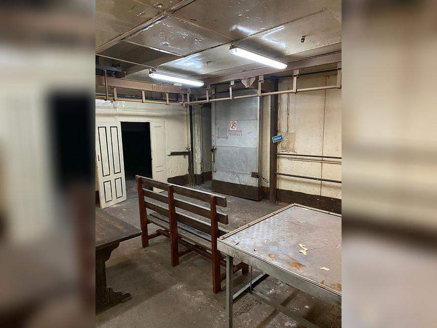 Продам магазин 2000 м.кв.