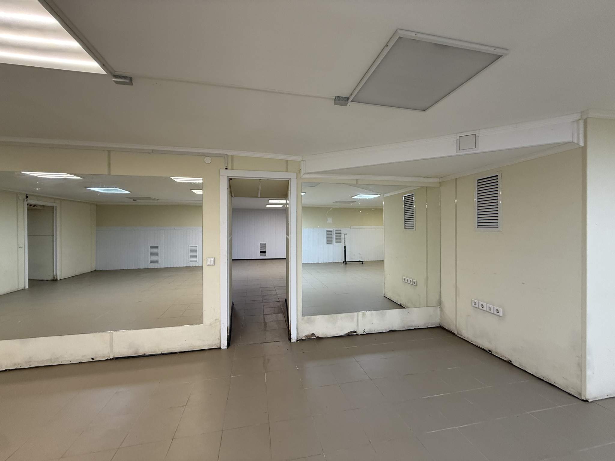 Сдам в аренду помещение свободного назначения 322.2 м.кв.