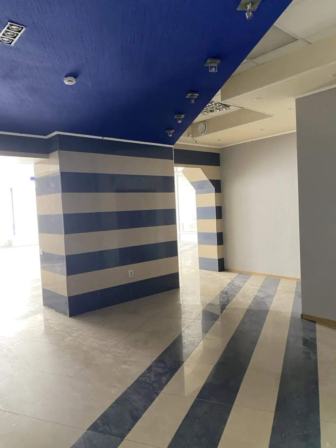 Сдам в аренду магазин 220 м.кв.