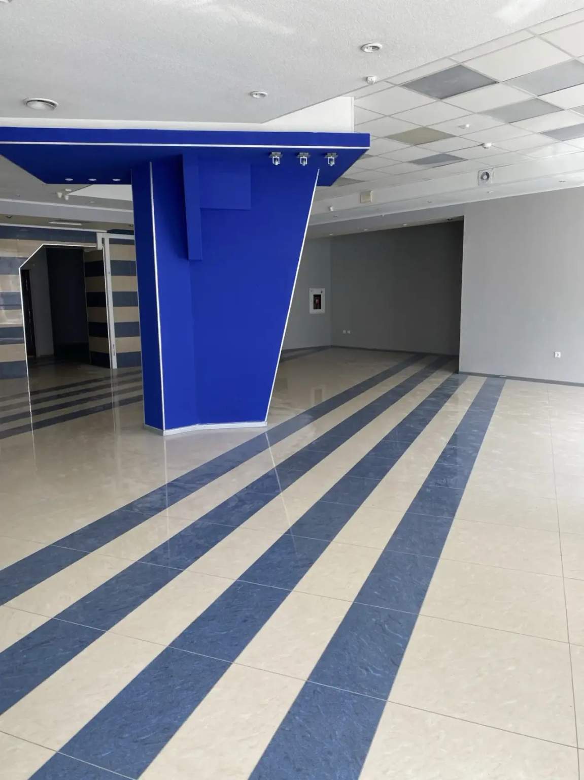 Сдам в аренду магазин 220 м.кв.
