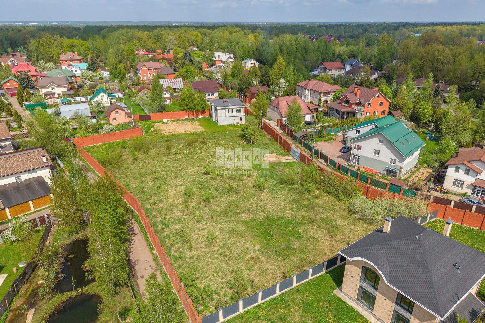 Продам земельный участок 2050 м.кв.