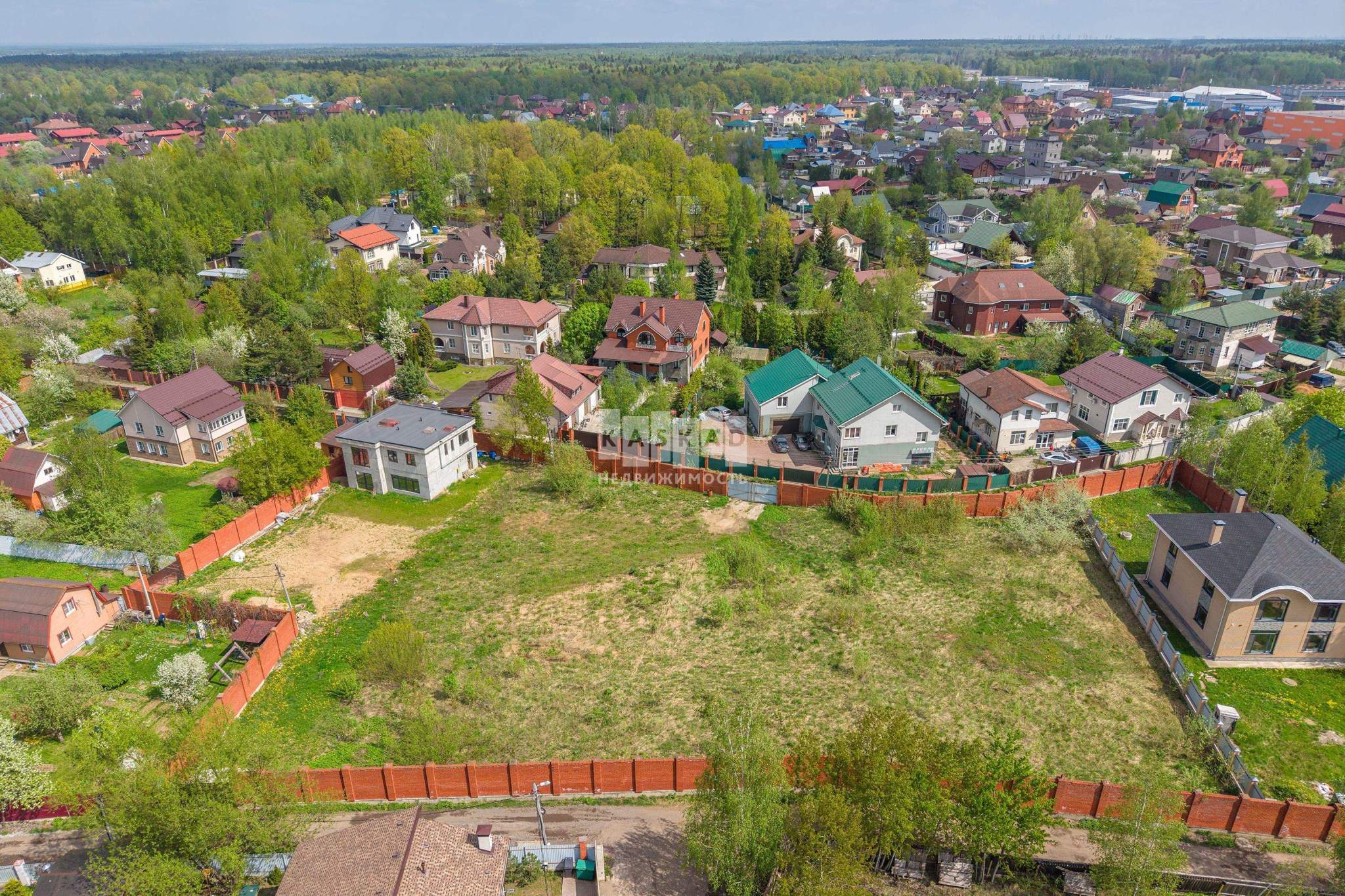Продам земельный участок 2050 м.кв.