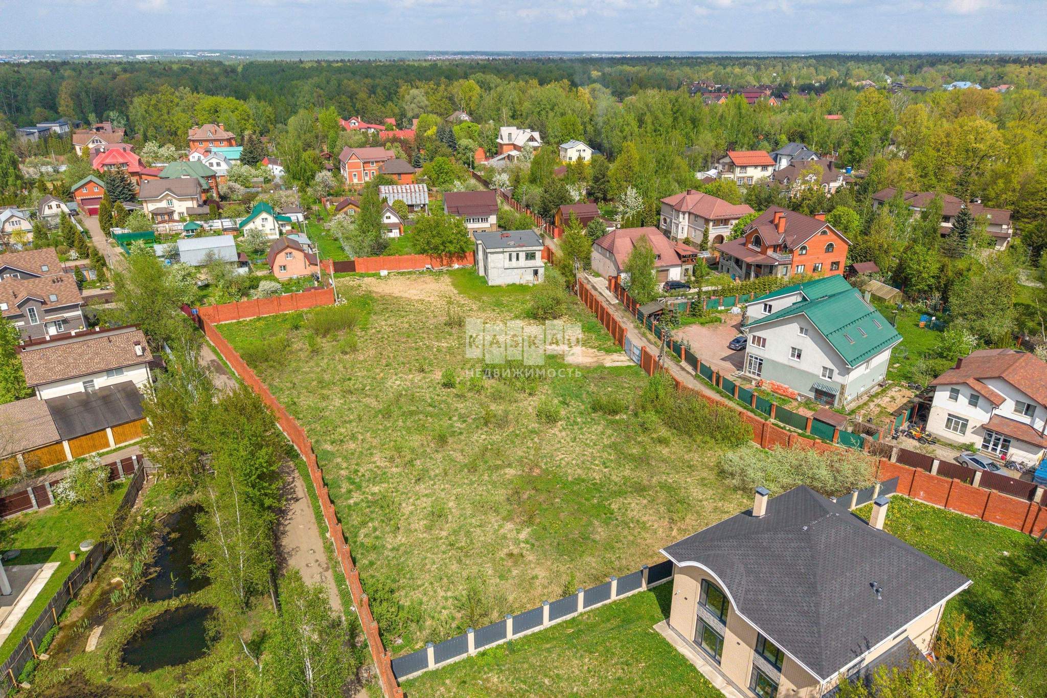 Продам земельный участок 2050 м.кв.
