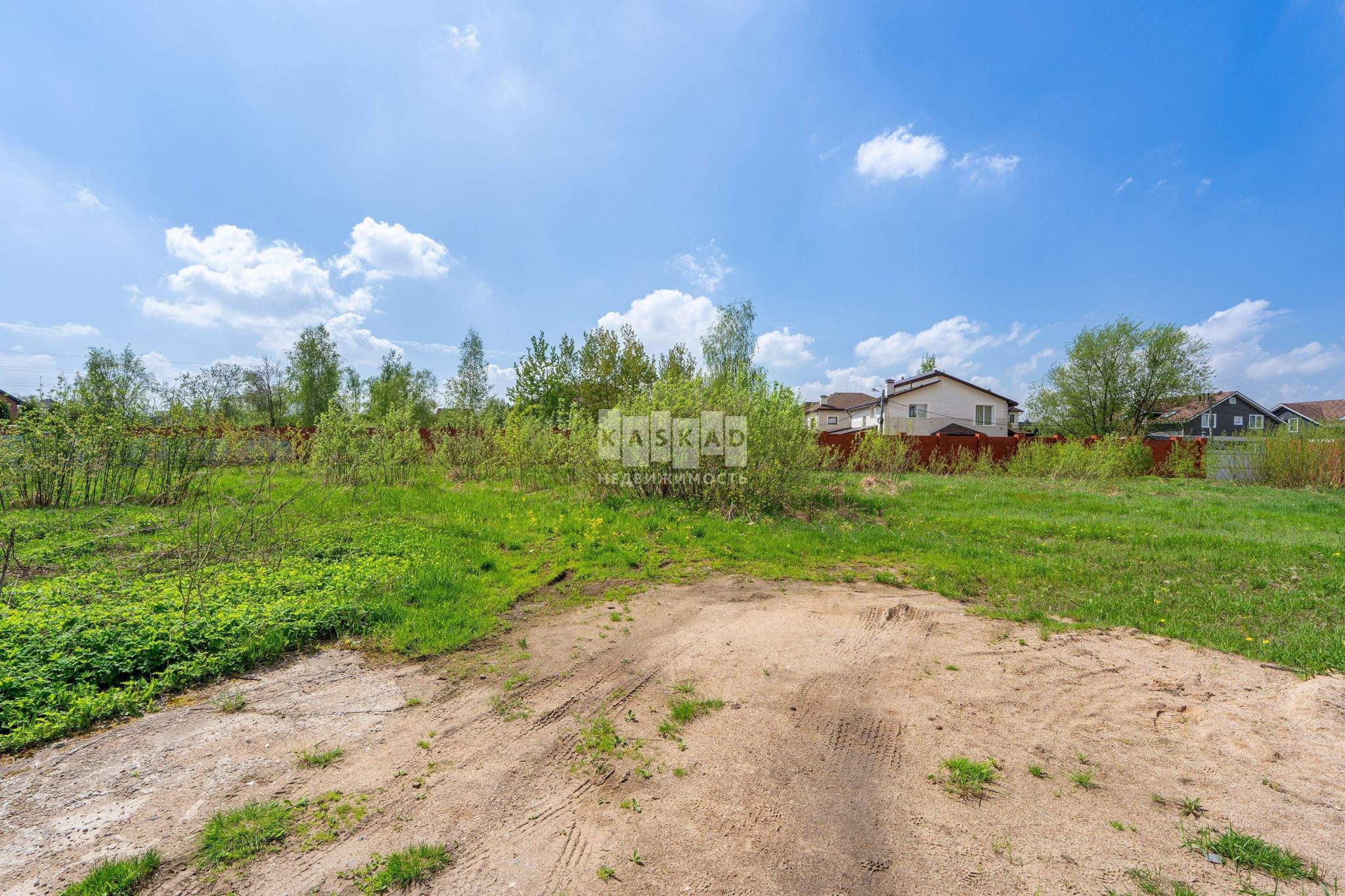 Продам земельный участок 1300 м.кв.