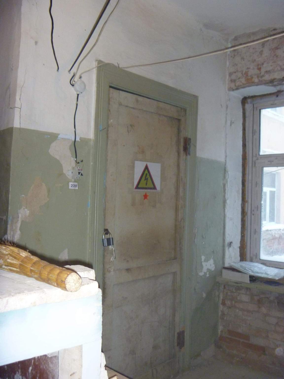 Продам торговое помещение 2572.6 м.кв.