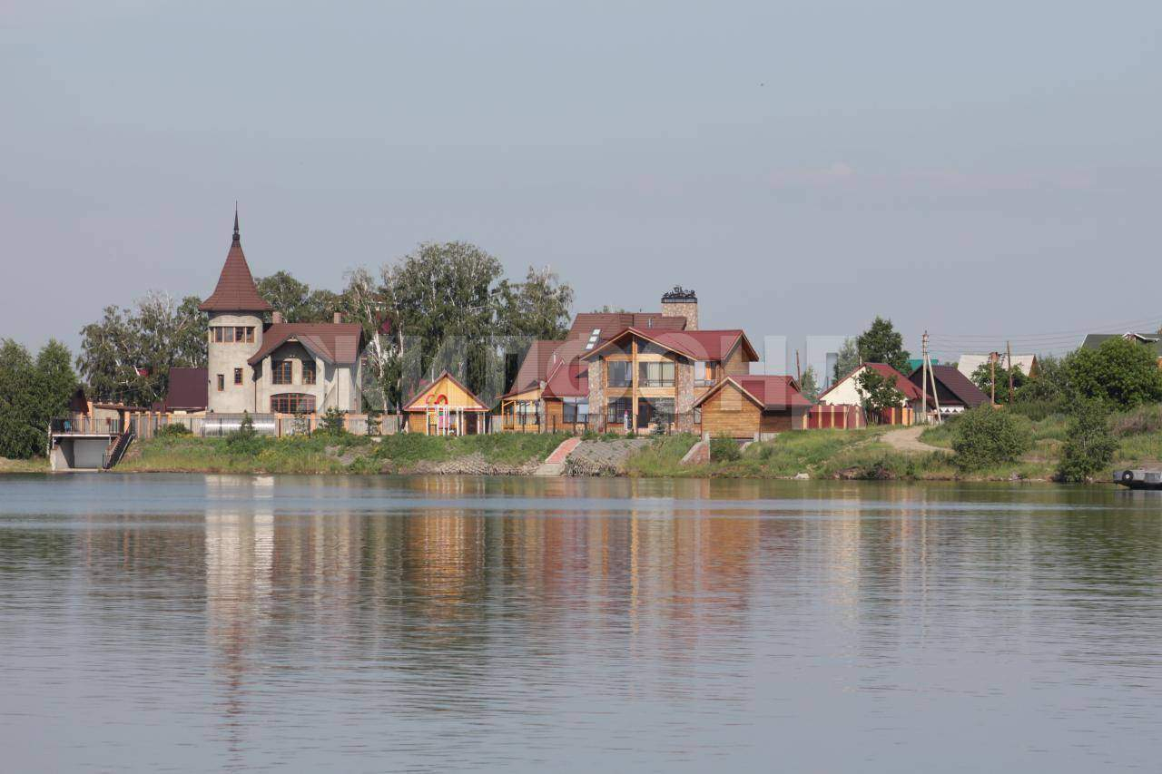Продам земельный участок 1319 м.кв.