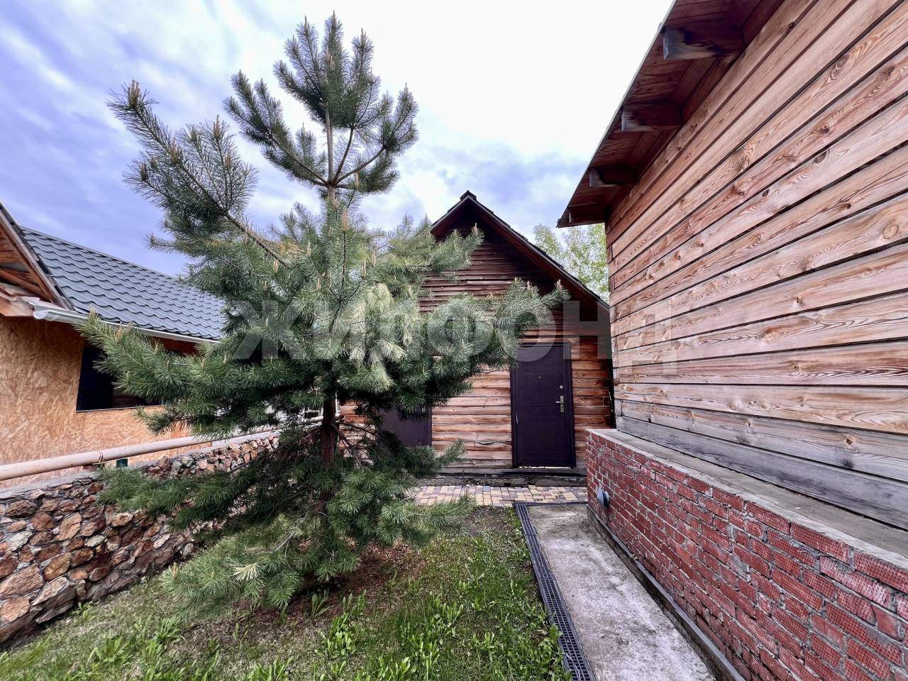 Продам земельный участок 1800 м.кв.