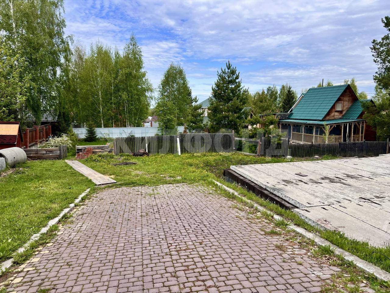 Продам земельный участок 1800 м.кв.